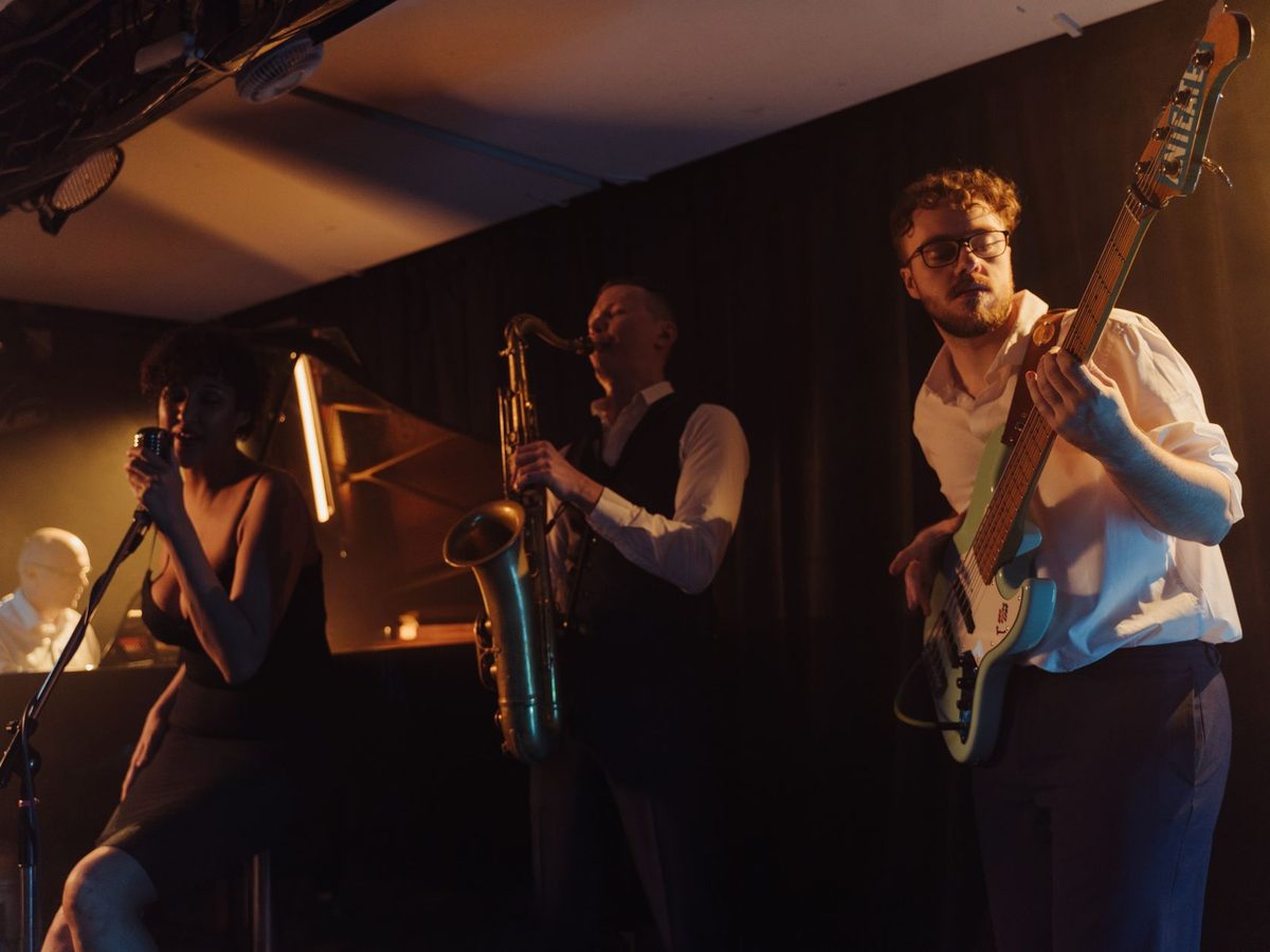 Trio jazzowe grające przy barze w czwartkowy wieczór